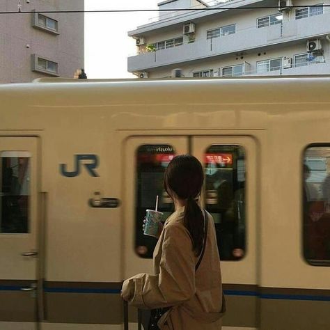 Girl Train, Fotografi Vintage, Dylan Sprouse, Aesthetic Couple, Cover Girl, Korean Aesthetic, Street Racing, Ținută Casual, Beige Aesthetic