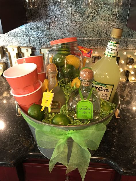 Margarita basket Gift Baskets Ideas, Alcohol Gift Baskets, Liquor Gift Baskets, Auction Gift Basket Ideas, Wine Gifts Diy, Fundraiser Baskets, Budget Food, Auction Basket, Liquor Gifts