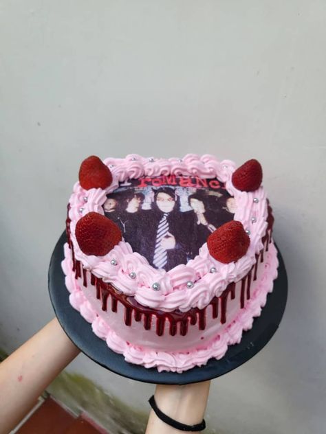 My Chemical Romance Party Ideas, My Chemical Romance Photos, Mcr Cake My Chemical Romance, Mcr Birthday Cake, Emo Cakes Birthdays, Mcr Birthday, My Chemical Romance Cake, Mcr Cake, Gerard Way Birthday