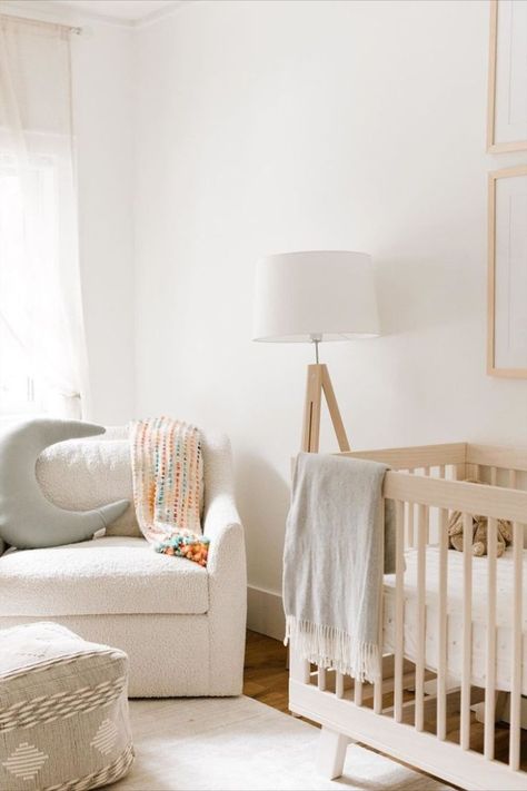 Searching for nursery inspiration - nursery neutral edition? These natural nurseries are totally minimalist, simple, and best of all - beige. ☁️ If you need nursery inspo, explore these (almost entirely) gender neutral nurseries for tons of ideas for all the best modern nursery decor, nursery furniture, nursery wallpaper, rugs, design and more! Nursery Ideas Beige, Natural Nursery Ideas, Minimalist Nursery Ideas, Airy Nursery, Nursery Guest Room Combo, Babyletto Hudson, Beige Nursery, Nursery Guest Room, Neutral Crib