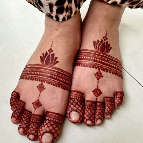 Mehendi Design For Leg Easy, Bal Mehndi Design Simple, Bal Mehndi Design, Mehendi Dulhan Design, Dulhan Mehndi Designs Easy, Mehandi Legs Design, Mehandi Designs For Dulhan, Mehandi Feet Designs, Mehendi Design For Feet Simple