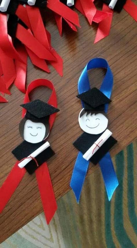 Graduation Art Ideas, School Board Decoration, Graduation Art, Graduation Crafts, Kids Graduation, Preschool Arts And Crafts, Preschool Graduation, Graduation Caps, Happy Graduation