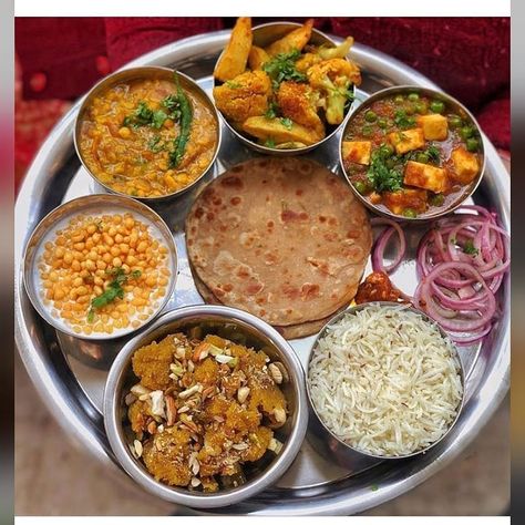 Punjabi Thali, Platter Food, Cricket Wallpapers, Chaat Recipe, Vegetarian Snacks, Snacks Recipes, Food Platters, Tasty Recipes, Bed Room