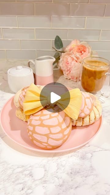 Pink Jasmin | Easy DIY Crafts on Instagram: "DIY Concha Ornaments with Corn husk bows 🫔🎀🎄

✨Esferas en forma de concha con moñito hecho con hojas para tamal 🫔🎀🎄✨

Pan dulce is my weakness! I could probably have cafe con pan dulce for every meal for the rest of my life and never get tired of it. Y por eso estamos como estamos. 🤭😩

ANYHOO… glue gun method has never worked for me so don’t even start with that. Just let me do it my way and you can do it your way. 😂 You can find the disc shaped ornaments at Michael’s or at Hobby Lobby and I bought the corn husks at Walmart. I used floral wire to form the bow (because glue won’t stick while it’s wet). 

Please tag me if you make these! I’d love to see! And as always if you have any questions on how to make these, please feel free to ask Concha Ornaments, Corn Husks, My Weakness, Corn Husk, Instagram Diy, Floral Wire, Glue Gun, Easy Diy Crafts, Hobby Lobby