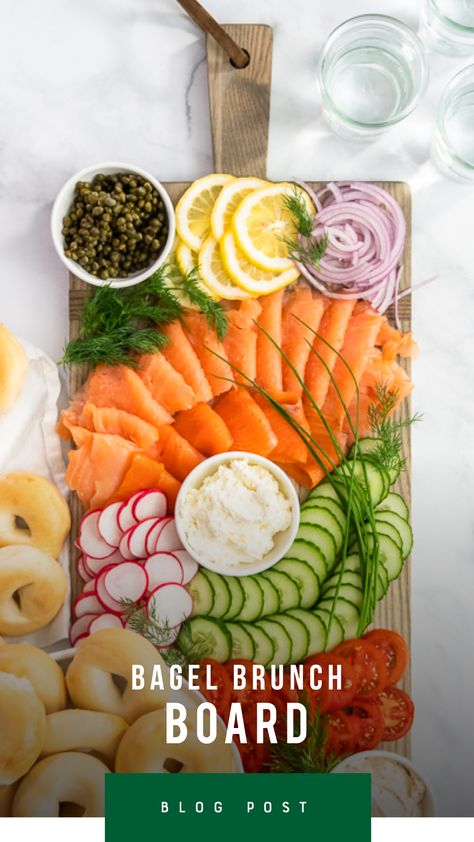 Bagel Brunch Boards, Bagels With Smoked Salmon, Smoked Salmon Tray, Smoked Salmon Bagel Board, Bagel Tray Ideas, Smoked Salmon Board Ideas, Salmon Bagel Board, Smoked Salmon Charcuterie Board, Seacuterie Boards