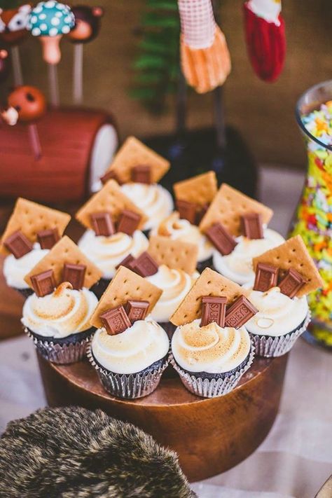 Autumn Bonfire, Campfire Party, Camping Theme Birthday, Fall Baby Shower Themes, Glamping Birthday, Smores Cupcakes, Gateau Baby Shower, Fall Party Themes, Glamping Party