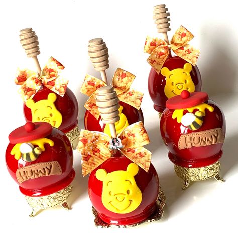 Candy Apples Diy, Gourmet Candy Apples, Candy Apple Recipe, Winnie The Pooh Cake, Winnie The Pooh Honey, Winnie The Pooh Themes, Chocolate Apples, Gourmet Candy, Chocolate Covered Marshmallows