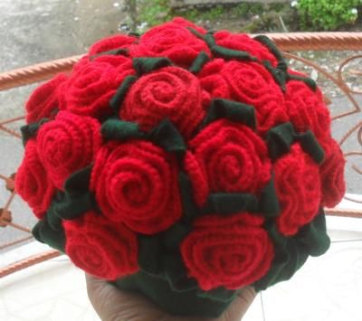 Hand-knitted red roses: I made it last 2011.. Simple pattern, only knitted the flowers, the leaves are ready to use Deasy, Japan _____________________________________________ Knitted Roses Free Pattern, Knitted Embellishments, Free Knitted Flower Patterns, Knitted Jewellery, Crocheted Plants, Knitted Rose, Easy Crochet Rose, Knitted Flower Pattern, Knit Flowers