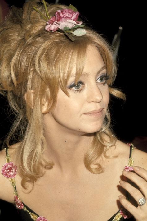 FLOWER CHILD GOLDIE HAN 1973 Flower Child Style, Goldie Hawn Kurt Russell, Peachy Lip, Faux Bob, Beatiful People, Oscar Fashion, Twisted Updo, Rose Lipstick, Goldie Hawn