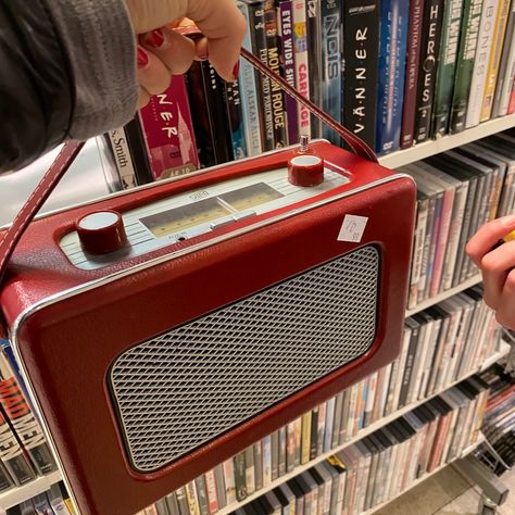 Retro radio that i found in a thrift shop red cds vintage 60s 50s 40s old cute radio Retro Radio Aesthetic, Suzy Bishop, 50s Aesthetic, Johnny Cade, Retro Radio, Portable Radio, Thrift Shop, Vintage Radio, Red Aesthetic