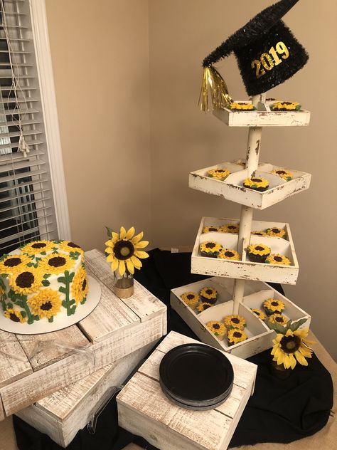 Sunflower graduation party decor Sunflower Party Ideas, Sunflower Graduation Party, High School Graduation Party Themes, Graduation Party Colors, Graduation Party Checklist, Graduation Party Pictures, High School Graduation Party Decorations, Backyard Graduation Party, Outdoor Graduation Parties