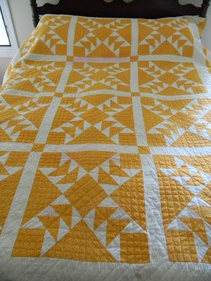 Amische Quilts, Vintage Quilts Antiques, Wild Goose, Two Color Quilts, Flying Geese Quilt, Red And White Quilts, Yellow Quilts, Old Quilts, Bed Runner