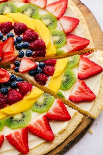 Mouth-Watering Fruit Pizza Cinnamon Roll Desserts, Fruit Pizza Designs, Fruit Pizza Recipe, Fresh Strawberry Pie, Jo Cooks, The Recipe Critic, Recipe Critic, Making Homemade Pizza, Refreshing Desserts