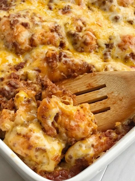 Taco biscuit bake is an easy & simple one pot meal. Puffed up refrigerated biscuits smothered in a beefy taco mixture and topped with melted cheese. Customize with your favorite taco toppings and you have a delicious dinner that the entire family will love! Biscuit Casserole Recipes, Recipe With Biscuits, Grand Biscuit Recipes, Biscuit Recipes Dinner, Mexican Recipies, Biscuit Casserole, Casserole Bake, Mild Taco Seasoning, Biscuits Casserole