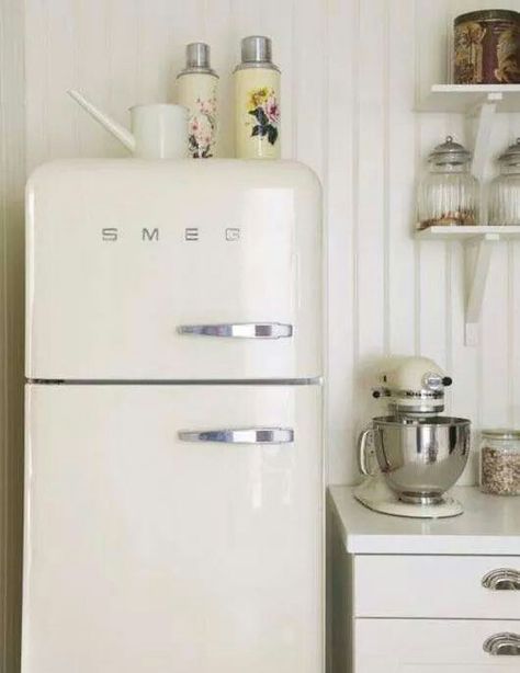 Flash back 80s Vintage Fridge, Smeg Fridge, Casa Cook, Retro Fridge, White Appliances, Trendy Kitchen, Retro Kitchen, Dream Kitchen, White Kitchen