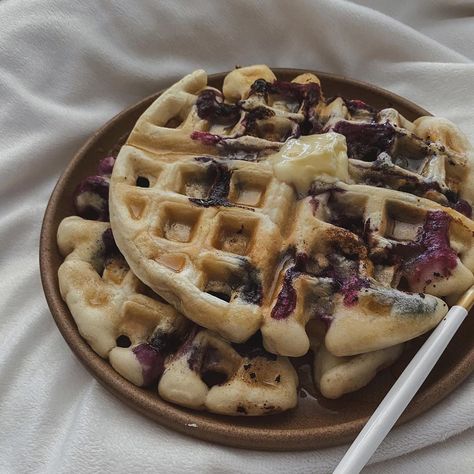 Blueberry Waffles Aesthetic, Lemon Blueberry Vegan, Blueberry Food, Blueberry Waffle, Pancake And Waffle, Vegan Pancake, Yummy Waffles, Blueberry Waffles, Vegan Waffles