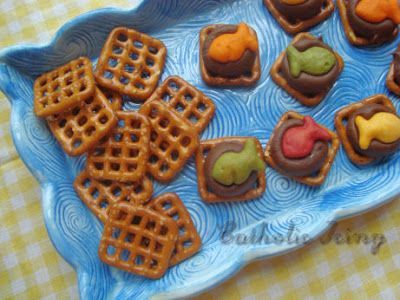 Toss Your Nets to the Other Side {Snack Idea} Bible School Snacks, Sunday School Snacks, Catholic Icing, Goldfish Snack, Fish Snacks, Preschool Snacks, Sunday School Lessons, Sunday School Crafts, School Snacks