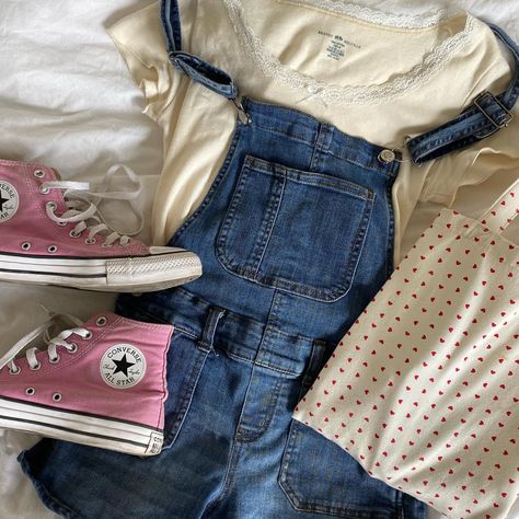 Pink Chucks Outfit, Styling Pink Converse, Light Pink Converse Outfit, Converse Pink Outfit, How To Style Pink Converse, Pink Converse Outfit Aesthetic, Pink Converse Outfit Ideas, Colored Converse Outfit, Hot Pink Converse Outfit