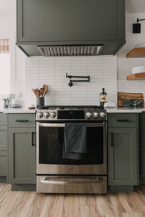 Olive Green Kitchen, Green Kitchen Cabinets, Kabinet Dapur, Classic Kitchen, Kitchen Redo, Green Kitchen, Decor Minimalist, Kitchen Style, Rustic Kitchen