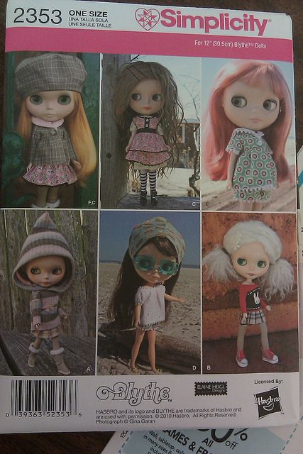 I wonder...if Blythe's body would be the same size as a lalaloopsy. Blythe Doll Clothes, Doll Clothes Patterns Free, Clothing Patterns Free, Paper Sewing Patterns, Doll Sewing Patterns, Blythe Clothes, Clothes Sewing Patterns, Simplicity Sewing Patterns, Clothes Patterns