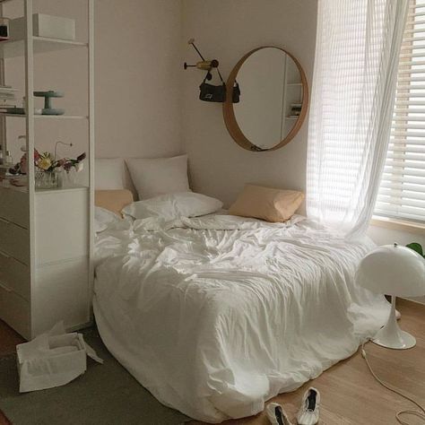 Shared by 𝓙𝓸𝔂𝓯𝓾𝓵. Find images and videos about white, home and house on We Heart It - the app to get lost in what you love. Zimmer Diy, Dekorasi Kamar Tidur, Minimalist Room, Aesthetic Rooms, Cozy Room, Room Inspiration Bedroom, Room Ideas Bedroom, Aesthetic Bedroom, Dream Rooms