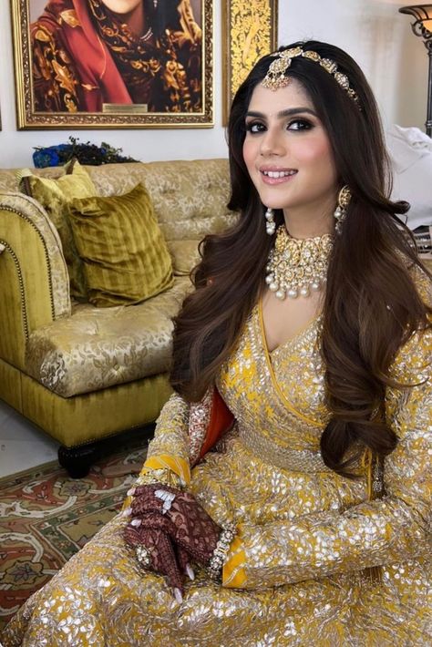 Bridal Makeup Artists In india Side Tikka Hairstyles, Hairstyle With Anarkali Suit, Mathapatti With Open Hair, Insta Hairstyles, Tikka Hairstyle, Anarkali Bridal, Hairstyle Wavy, Mendi Design, India Makeup