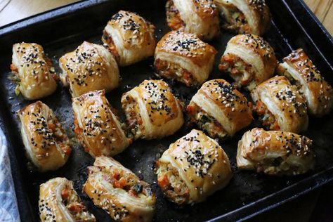 When you just need a tray of party-sized, veggie sausage rolls. Savoury Pastry, Veggie Rolls, Vegetarian Day, Vegetarian Sausages, Veggie Sausage, Fair Food, Sausage Rolls, Cooked Veggies, Fair Food Recipes