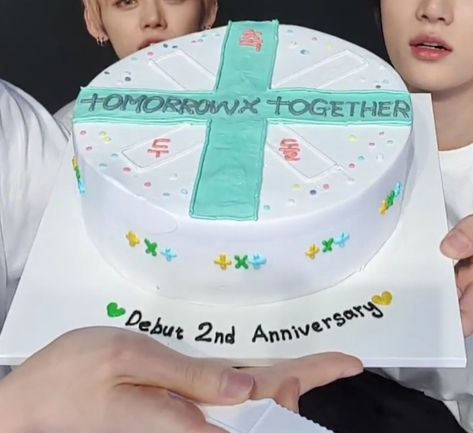 Enhypen Themed Cake, K Pop Cake Design, Txt Cake Design, Kpop Inspired Cake, Kpop Cakes Ideas, Ateez Cake Ideas, K Pop Birthday Cake, Txt Cake Ideas, Txt Birthday Cake