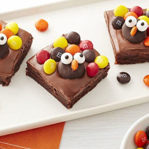 Kids of all ages will have fun making and eating these cute turkey brownies. Click the pin to Bake with Betty this Thanksgiving and make this recipe. Brownie Turkey Treats, Brownies For Thanksgiving, Brownie Thanksgiving Desserts, Thanksgiving Brownies Decorations, Turkey Brownies Thanksgiving, Thanksgiving Brownies Ideas, Brownie Turkeys, Kids Thanksgiving Desserts, Brownies Thanksgiving