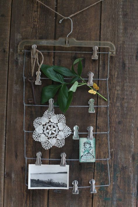 Diy Hanger, Vintage Hangers, Hanger Crafts, Hanger Diy, Plastic Hangers, Creative Display, Wood Hangers, Craft Booth, 15 Diy