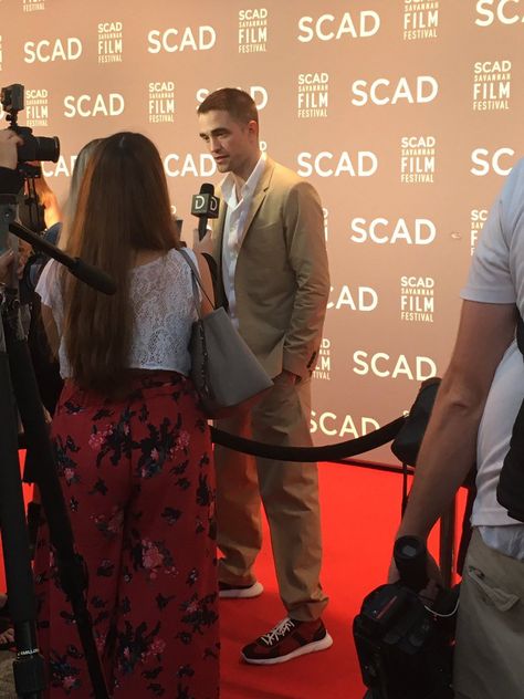 Red carpet interview, Savannah Film Festival Red Carpet Photography, Interviewer Aesthetic, Actor Interview, Red Carpet Interview, 2000s Celebrities, Run Film, Night To Shine, Interesting Photography, Film Red