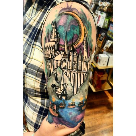 Harry Potter Tattoos Sleeve, Hogwarts Castle Tattoo, Harry Potter Tattoo Sleeve, Fandom Tattoos, Hogwarts Tattoo, Hp Tattoo, Castle Tattoo, Potter Tattoo, Tattoos Sleeve