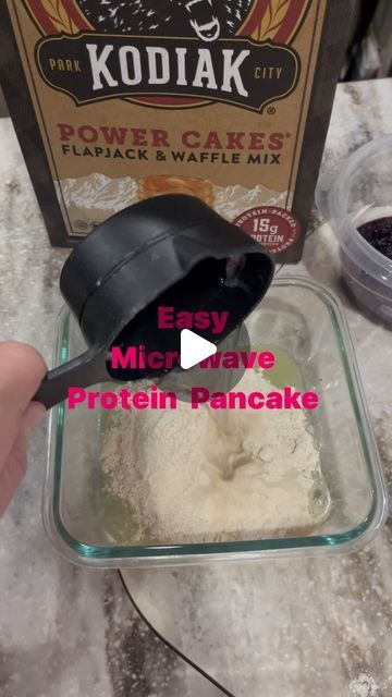 Kodiak Microwave Pancake, Microwave Protein Pancake, Kodiak Pancake Mix Recipes, Microwave Pancakes, Kodiak Protein Pancakes, Macro Breakfast, Low Calorie Pancakes, Kodiak Pancakes, Noom Recipes