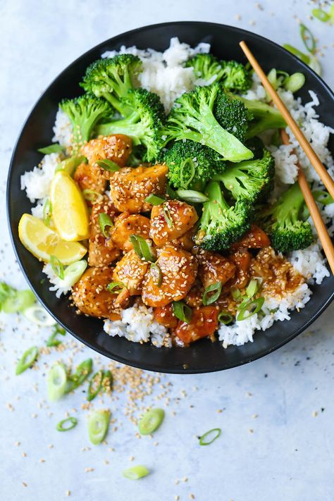 Honey Lemon Chicken and Broccoli Bowls Broccoli Bowls, Honey Lemon Chicken, Diner Recept, Chicken And Broccoli, Honey Lemon, Chicken Broccoli, Tempeh, Lemon Chicken, Turkey Recipes