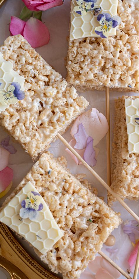 Honey Marshmallows, Easter Brunch Drinks, Rice Krispie Treats Variations, Easter Rice Krispie Treats, Chocolate Rice Krispie Treats, Easy Easter Treats, Edible Flowers Recipes, Spring Treats, Krispy Treats