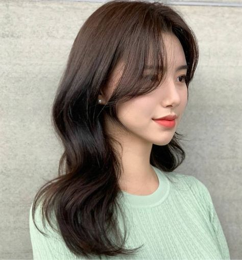 40 Hot Wispy Bangs That Are So Trendy in 2021 - Hair Adviser Side Bangs With Long Hair, Wispy Side Bangs, Bangs Styling, Messy Wavy Hair, Feminine Hairstyles, Front Bangs, Cute Bangs, Long Side Bangs, Side Bangs Hairstyles