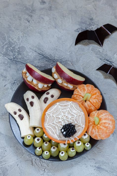 Spooky Fruit Platter with Spider Web Fruit Dip ~ Mommy's Playbook Halloween Fruit Treats, Spooky Fruit, Marshmallow Fluff Fruit Dip, Banana Ghosts, Halloween Food Crafts, Clementine Orange, Halloween Breakfast, Fruit Dips Recipes, Fall Fun Food