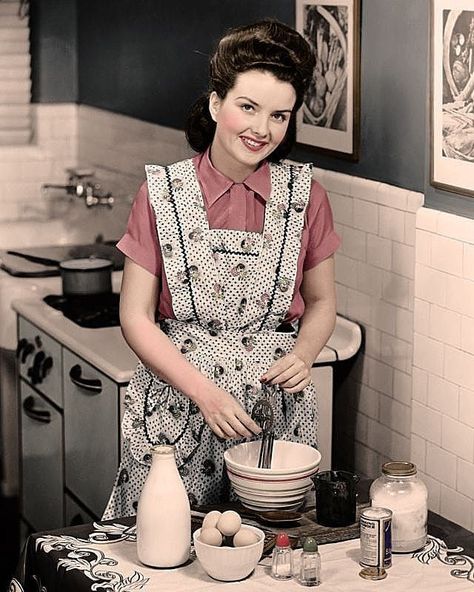 Laura Vanderlou (@laura.vanderlou) • Fotos y videos de Instagram 1950s Housewife Hairstyles, Housewife Hairstyles, Apron Aesthetic, Housewife Apron, 40s Aesthetic, 1940s Aesthetic, Deanna Durbin, 1940s Women, Beautiful Housewife