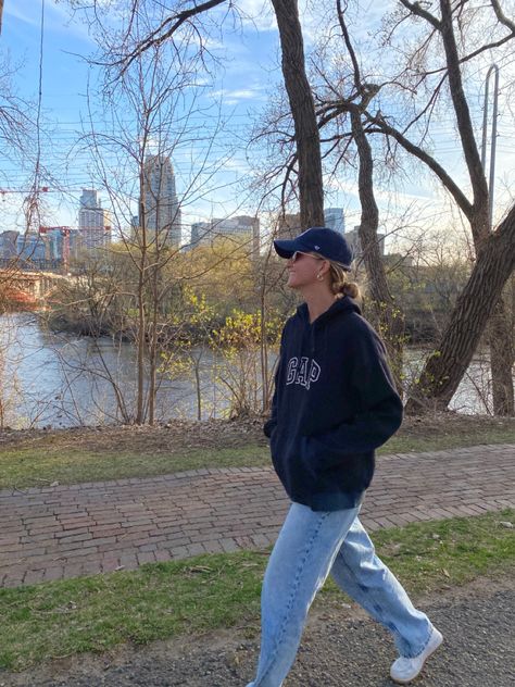 Baseball Outfit Cold, Navy Hat Outfit Baseball Caps, Navy Hat Outfit, Baseball Cap Outfit Fall, Blue Baseball Cap Outfit, Blue Cap Outfit, Ball Cap Outfits, Ball Cap Outfit, Trucker Hat Outfit