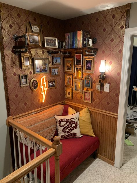 Reading Nook Harry Potter, Harry Potter Corner In Room, Harry Potter Reading Corner, Organise Cupboards, Harry Potter Reading Nook, Harry Potter Room Ideas Diy, Council House Renovation, Harry Potter Room Decor Ideas, Harry Potter Corner