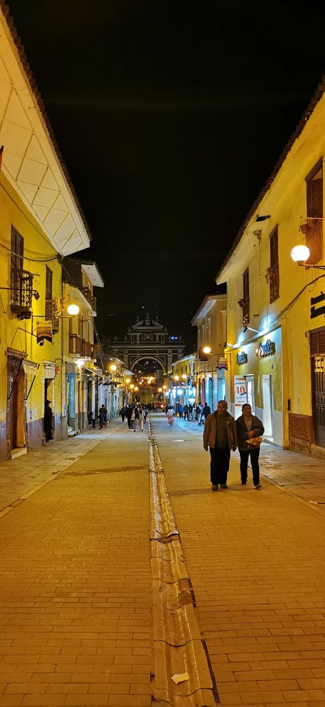 Es uno de los monumentos más famosos de la ciudad peruana y probablemente se trate del arco de triunfo más célebre del Perú.Construido en 1886 para conmemorar la victoria en el combate del 2 de mayo. En 1910 fue remodelado por el sesquicentenario de la victoria de la batalla de Ayacucho (1824), cambiándolo en forma de arco de medio punto con una coronación de estilo neoclásico. Tik Tok, Vision Board, Fair Grounds, Street View, Travel