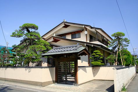 Japanese House Exterior, Small Japanese House, Japanese Modern House, Modern Japanese Architecture, Houses In Japan, Japanese Home Design, Japanese Style House, Japan Architecture, Sims House Design