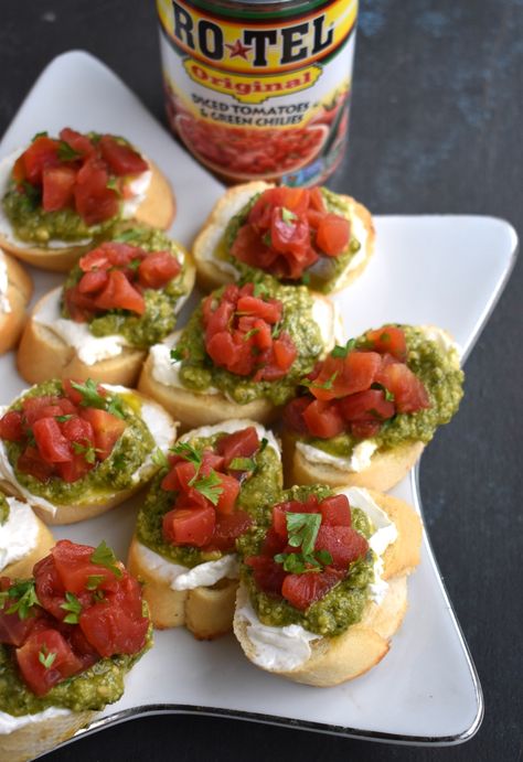 Pesto And Cream Cheese Dip, Baratta Cheese Appetizers, Pesto Appetizer Recipes, Appetizers With Pesto, Xmas Food Ideas Christmas Dinners, Italian Apps, Cream Cheese Crostini, Italian Crostini, Xmas Apps