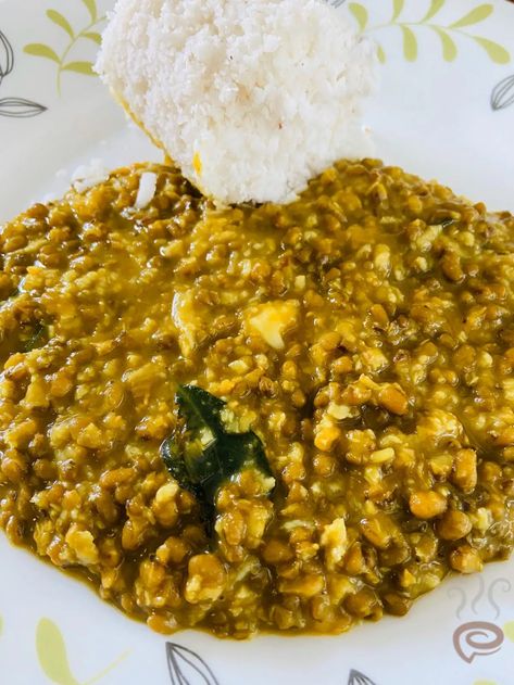 Cherupayar Curry for Puttu Kerala Curry Recipes Vegetarian, Puttu Recipe, How To Cook Greens, Curry Recipes Vegetarian, Spicy Seasoning, Rich In Protein, Curry Leaves, Dried Beans, Curry Recipes