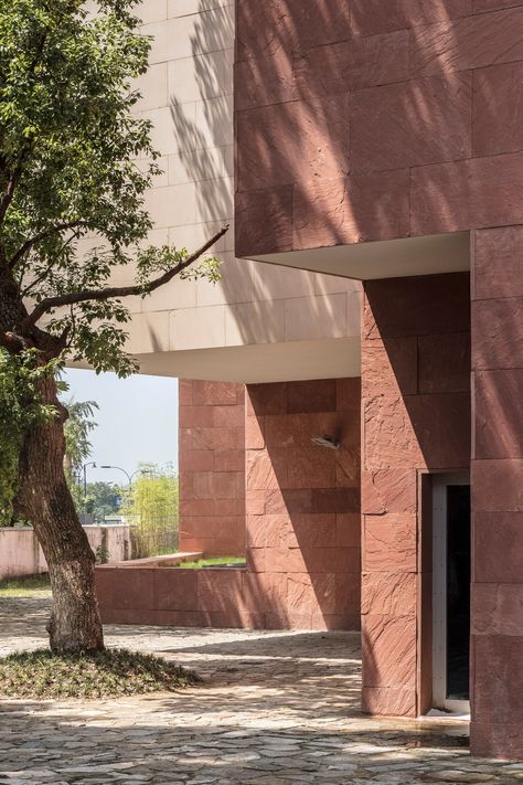 Álvaro Siza clads International Design Museum of China in red sandstone Sandstone Cladding, Sandstone Texture, Alvaro Siza, Landscape Design Drawings, Red Sandstone, Sandstone Wall, Stone Wall Cladding, Stone Facade, Entrance Door Design