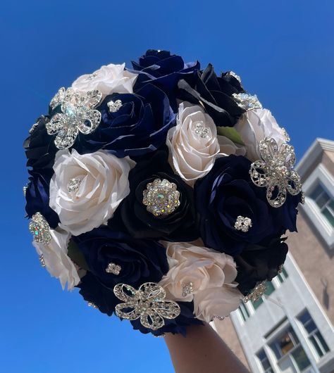 Royal Blue And Black Flower Bouquet, Dark Blue Quince Ramo, Navy Blue And Silver Bouquet, Navy Blue Bouquet Quinceanera, Midnight Blue Bouquet, Quinceanera Dresses Navy Blue And Silver, Navy Blue Quinceanera Centerpieces, Quince Dresses Navy Blue And Gold, Quinceanera Navy Blue Decorations