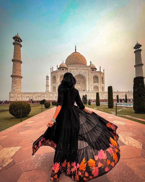 Tajmahal Love Wallpaper, Tajmahal Inspired Dress, Tajmahal Photoshoot Couple, Taj Mahal Picture Ideas, Tajmahal Couple Photos, Tajmahal Photoshoot Dress, Tajmahal Poses, Tajmahal Photography Taj Mahal, Taj Mahal Photo Ideas