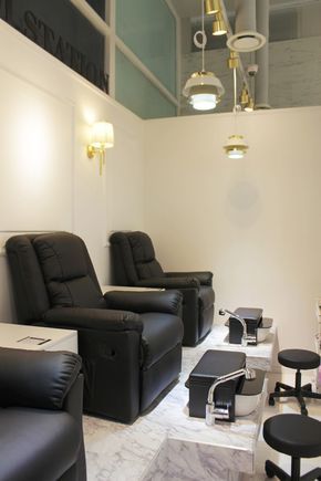 Black Nail Salon Interior, Black And White Nail Salon Decor, Black And White Nail Salon, Black White Salon, Nail Background, Spa Pictures, Modern Nail Salon, Luxury Room Design, Pedicure Design