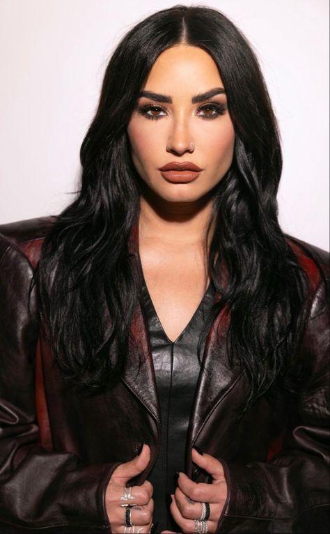 Demi Lovato Weight, Demi Lovato Workout, Demi Lovato Makeup, Demi Lovato Hair, Celebrity Wallpapers, Hair Black, Demi Lovato, Girl Crush, Beauty Inspiration