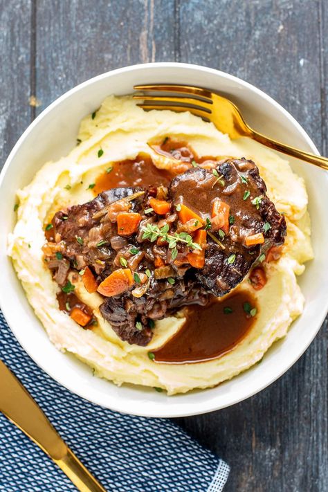 Red wine braised short ribs over golden mashed potatoes is a rich and savory meal that literally melts in your mouth. The process consists of cooking/braising beef short ribs in red wine, beef stock, veggies, and herbs for 2-3 hours until very tender. It's a fantastic recipe that you MUST experience for yourself. Best Dirty Rice Recipe, Instant Pot Coq Au Vin, Baked Beef Ribs, Cooking Oxtails, Homemade Pastrami, House Of Yumm, Jamaican Oxtail, Ox Tail, Squash Spaghetti